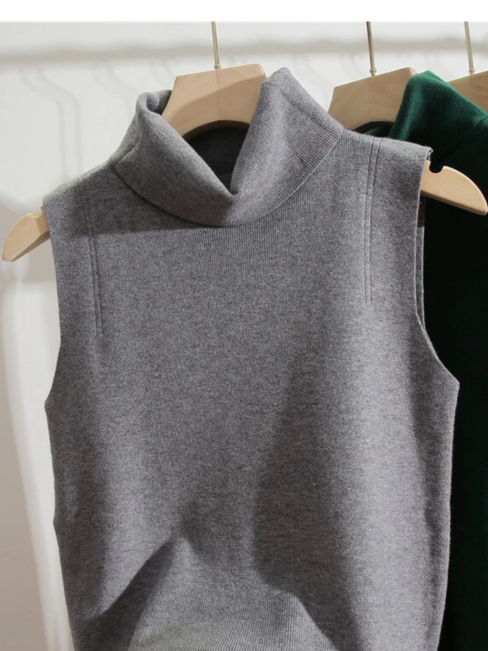 Designers Originals Gray Sleeveless Turtleneck Knit
